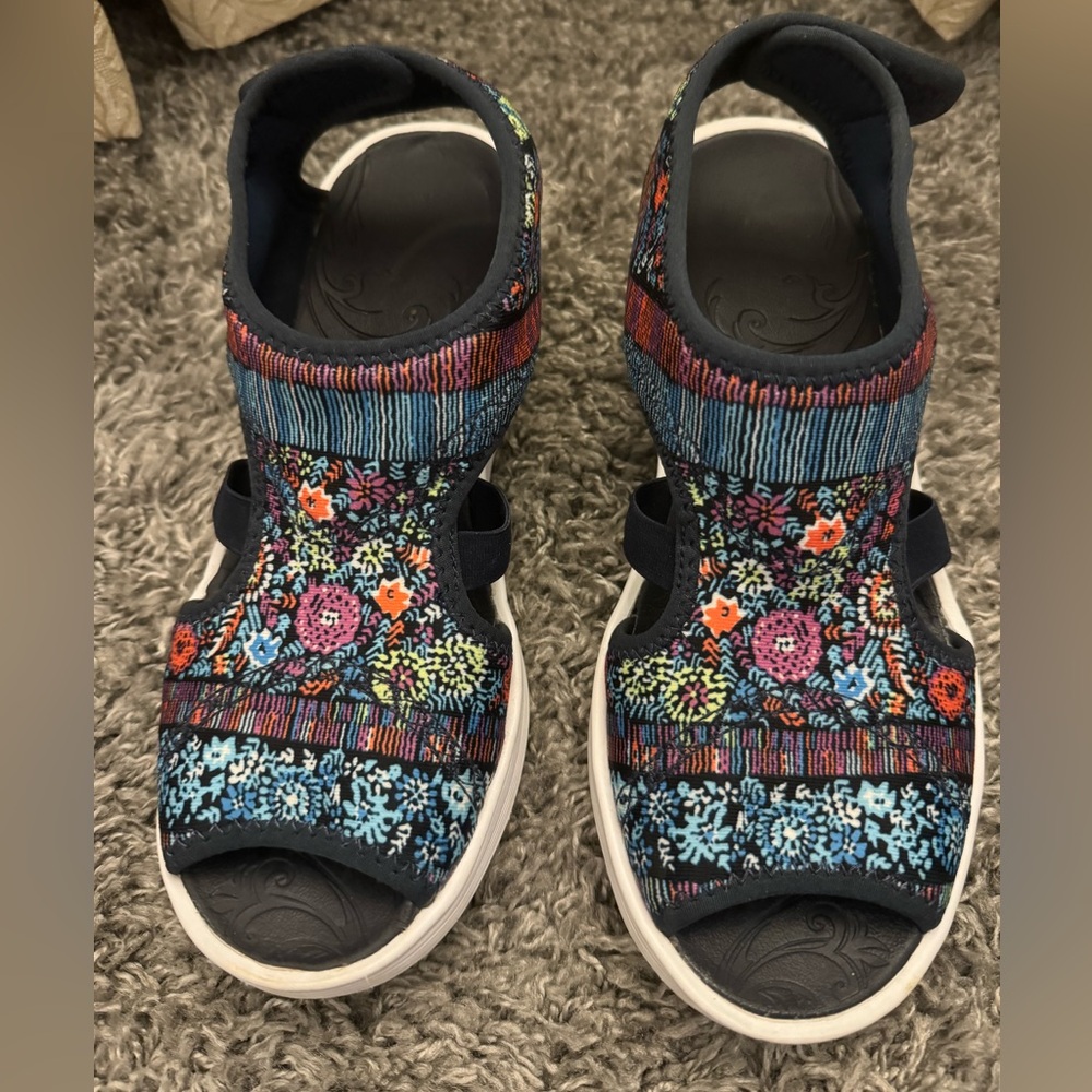 Zees multicolor open toe wedge sandals size 7.5